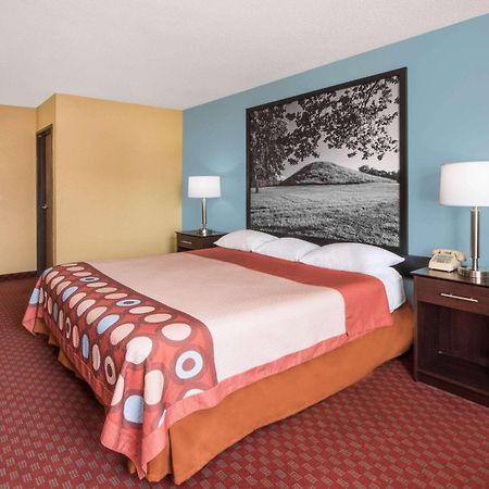 Super 8 By Wyndham Troy Il/St. Louis Area Hotel Bagian luar foto
