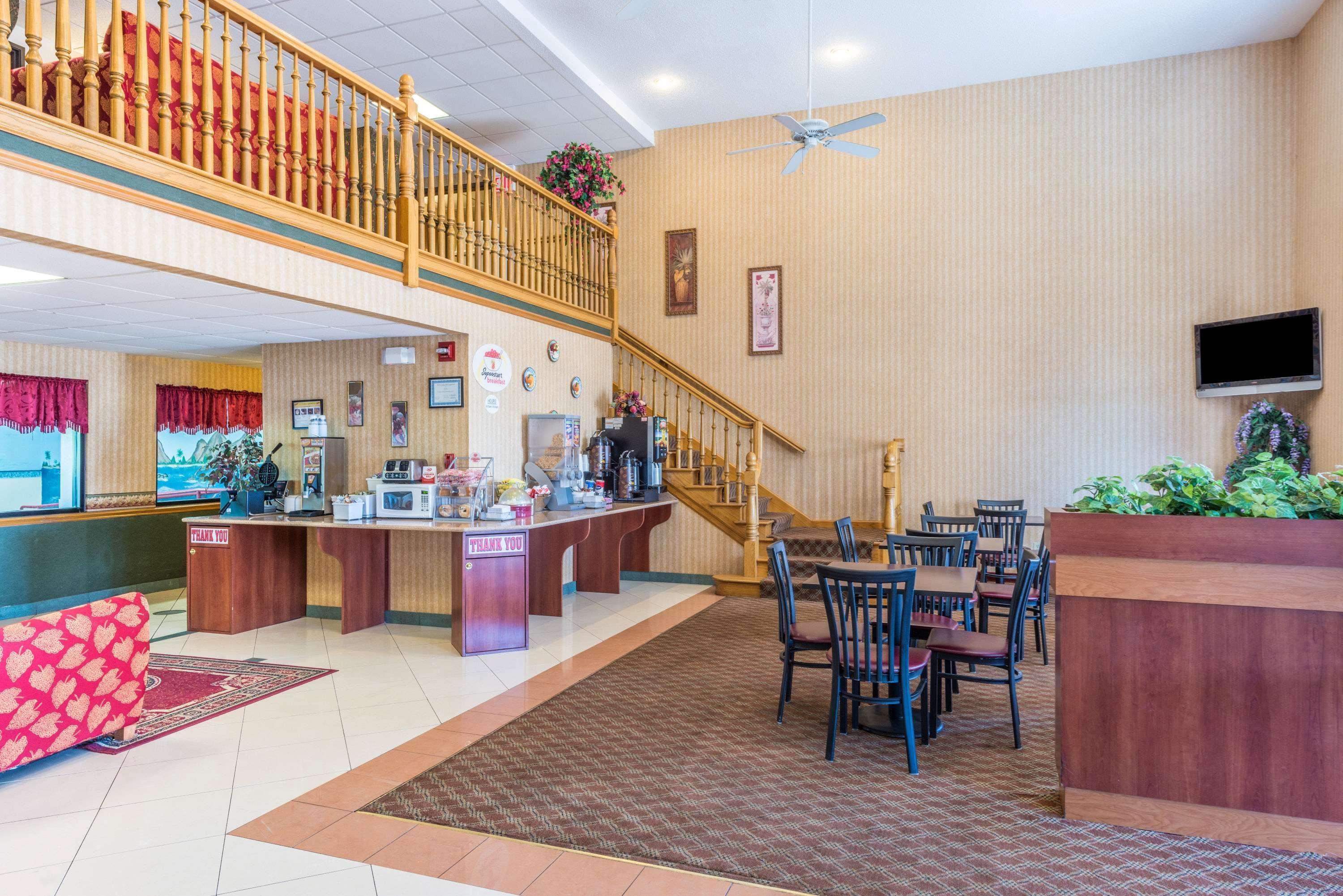 Super 8 By Wyndham Troy Il/St. Louis Area Hotel Bagian luar foto