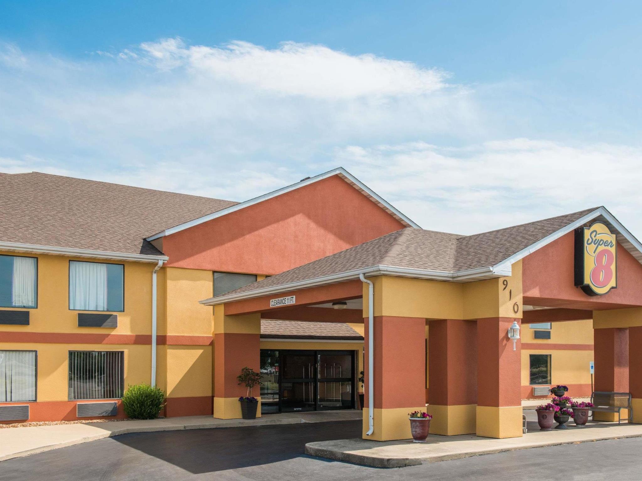 Super 8 By Wyndham Troy Il/St. Louis Area Hotel Bagian luar foto
