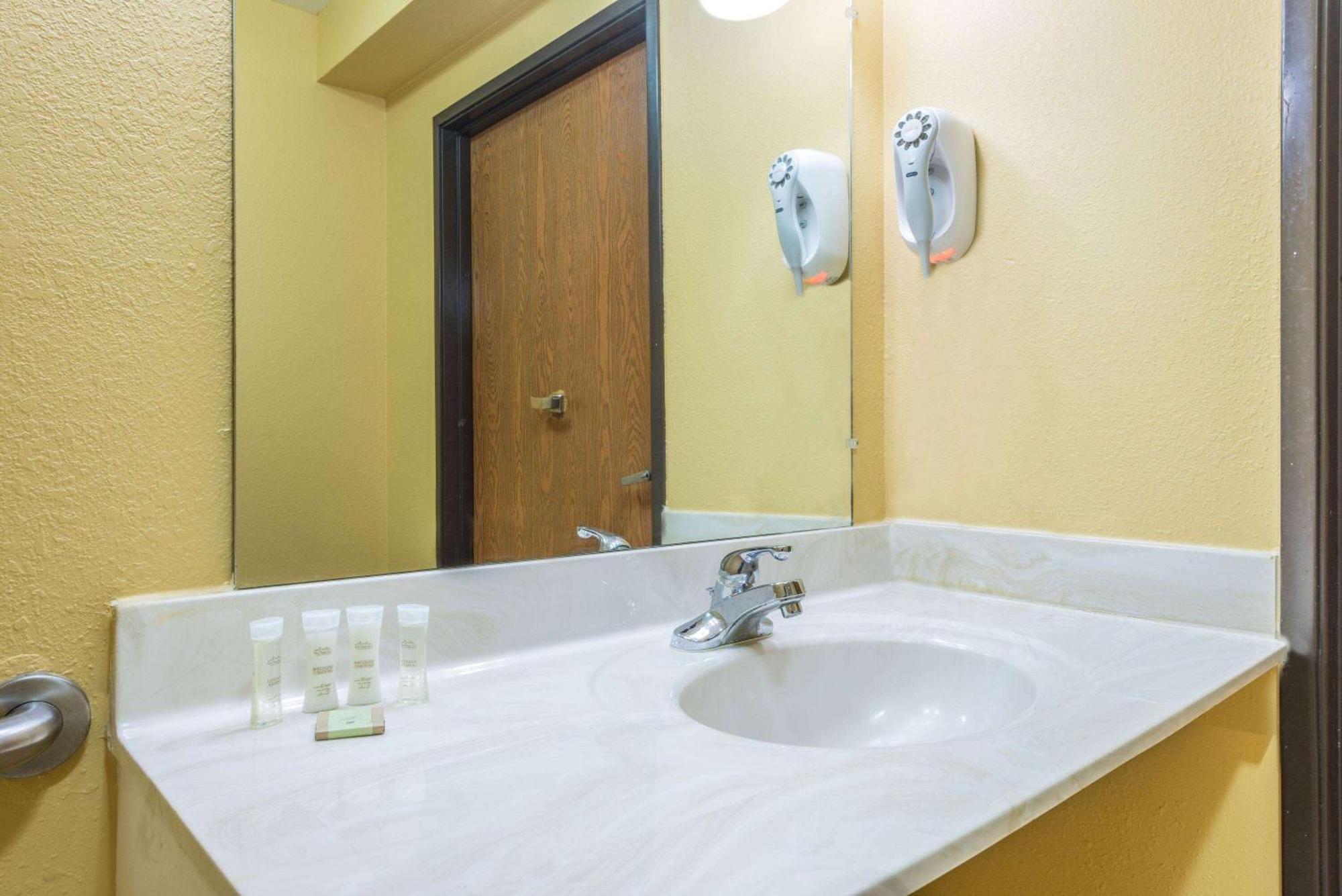 Super 8 By Wyndham Troy Il/St. Louis Area Hotel Bagian luar foto