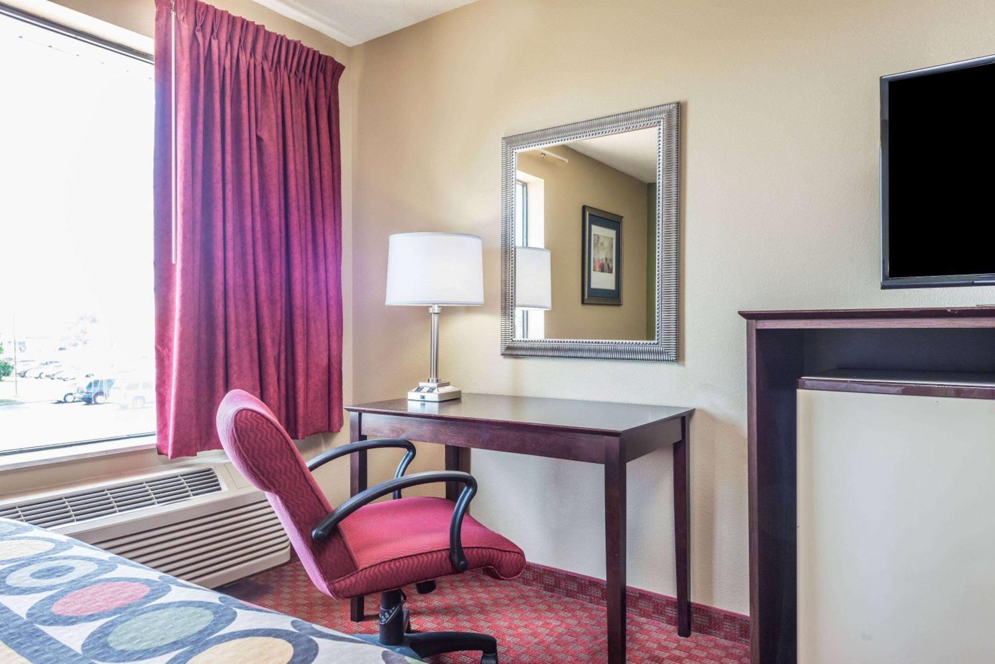 Super 8 By Wyndham Troy Il/St. Louis Area Hotel Bagian luar foto