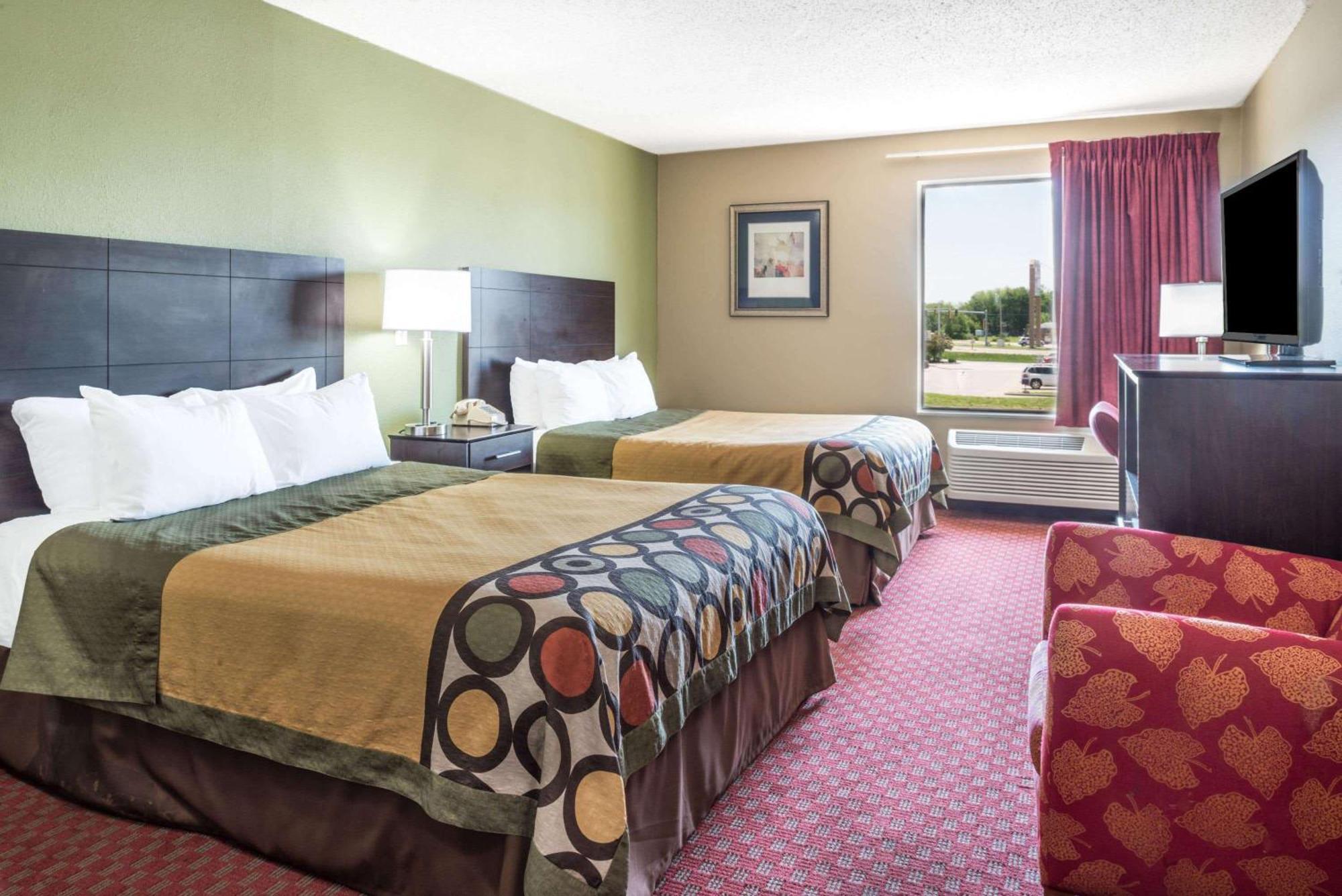 Super 8 By Wyndham Troy Il/St. Louis Area Hotel Bagian luar foto