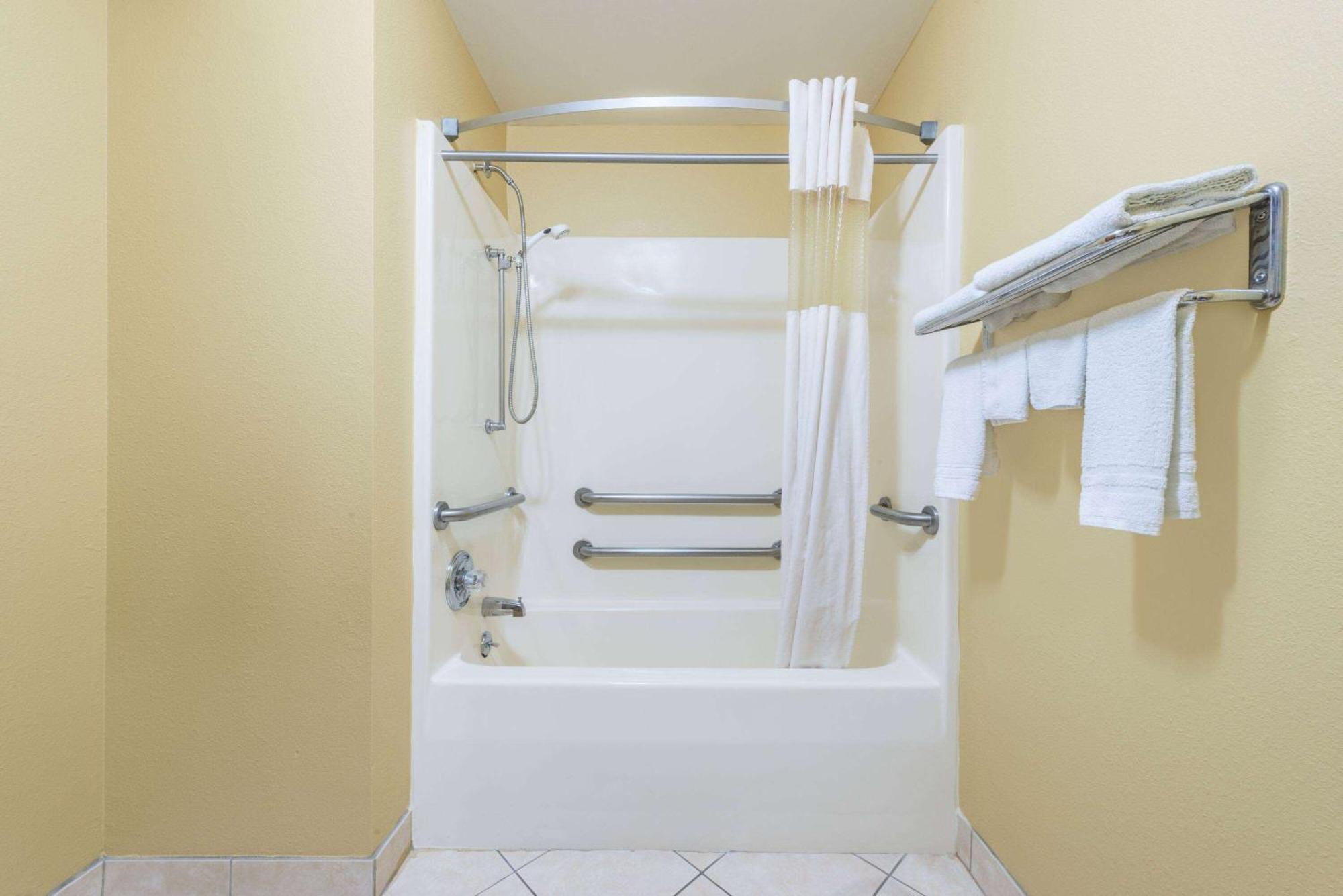 Super 8 By Wyndham Troy Il/St. Louis Area Hotel Bagian luar foto