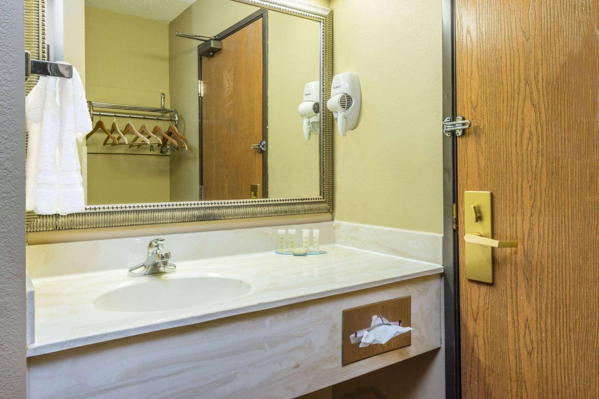 Super 8 By Wyndham Troy Il/St. Louis Area Hotel Bagian luar foto