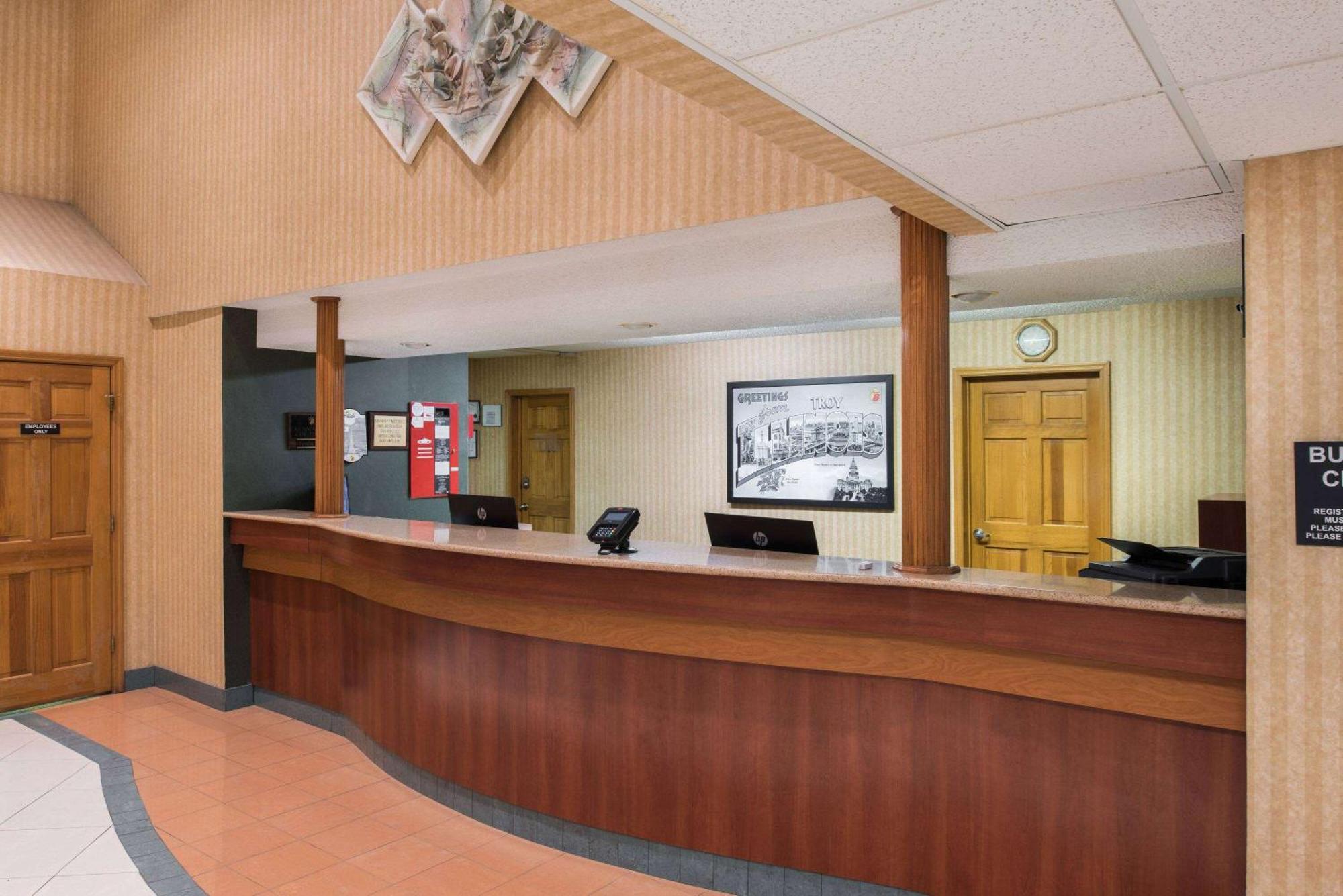 Super 8 By Wyndham Troy Il/St. Louis Area Hotel Bagian luar foto