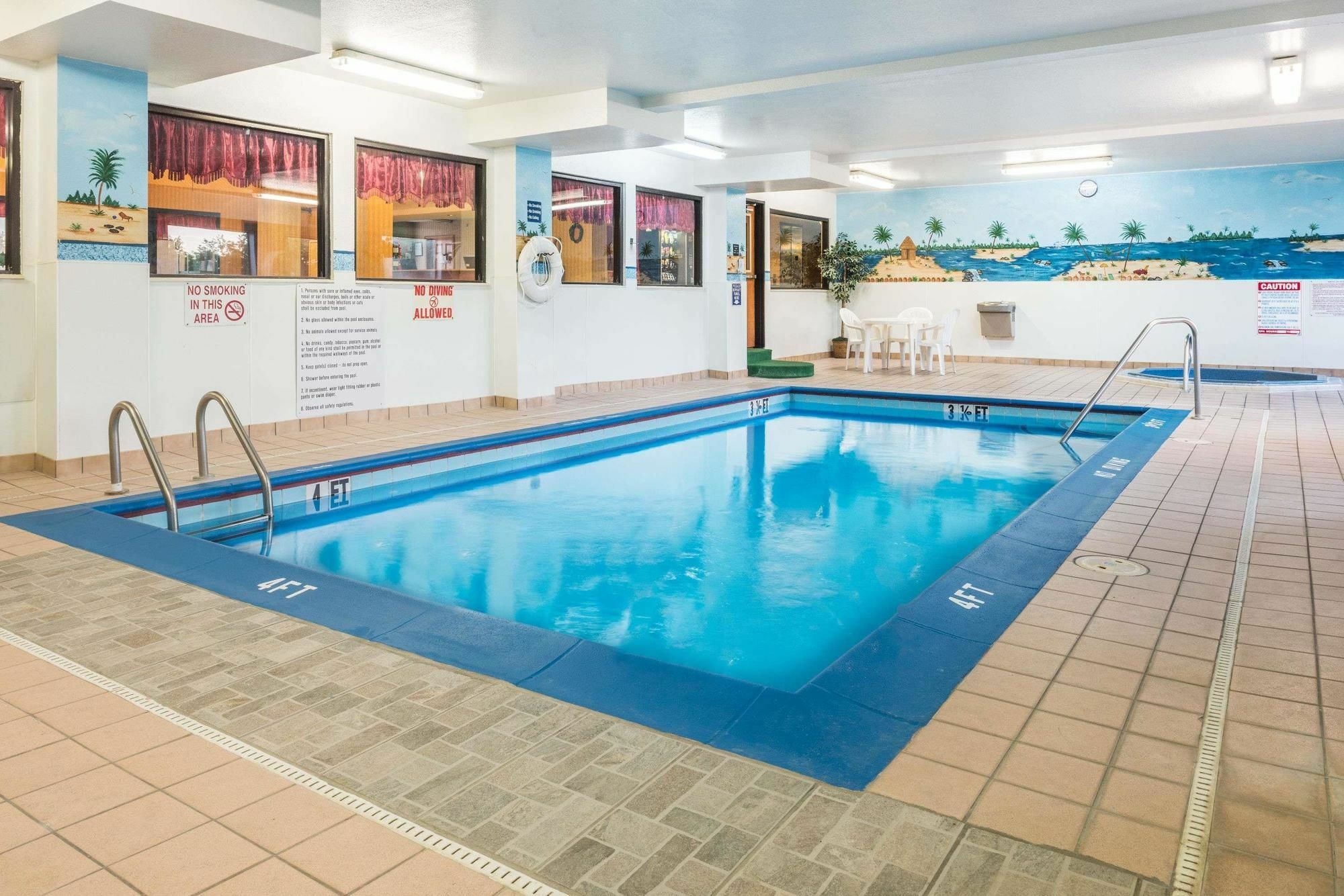 Super 8 By Wyndham Troy Il/St. Louis Area Hotel Bagian luar foto