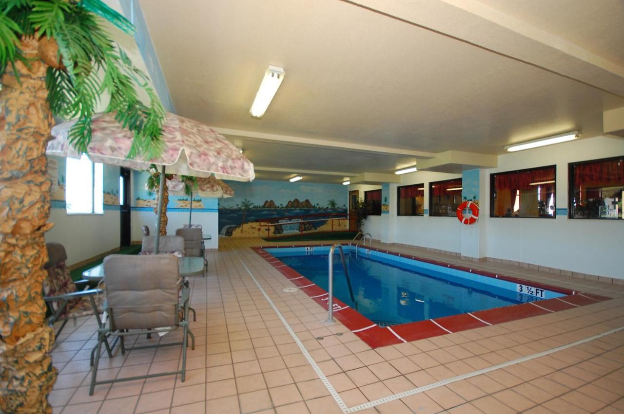 Super 8 By Wyndham Troy Il/St. Louis Area Hotel Bagian luar foto