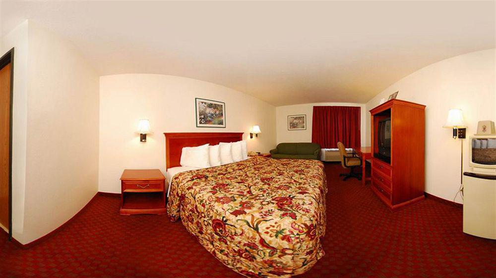 Super 8 By Wyndham Troy Il/St. Louis Area Hotel Bagian luar foto