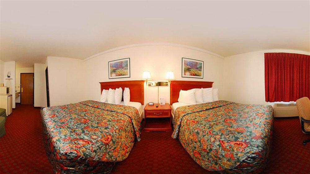 Super 8 By Wyndham Troy Il/St. Louis Area Hotel Bagian luar foto